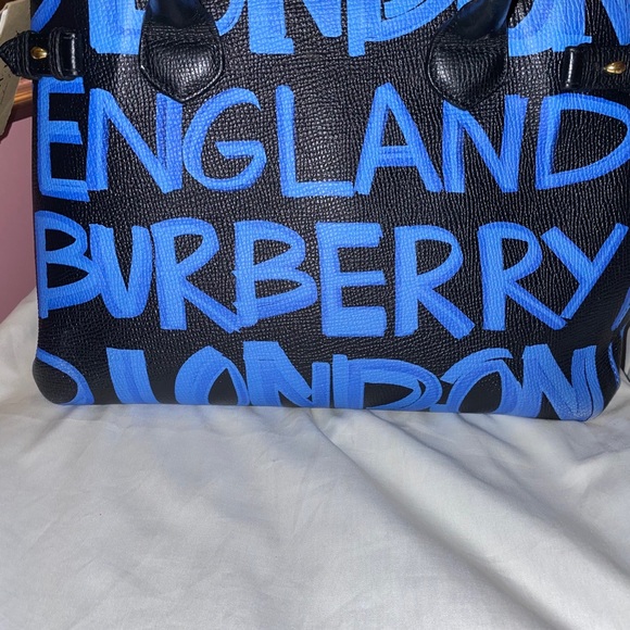 Burberry - Picture 1 of 7